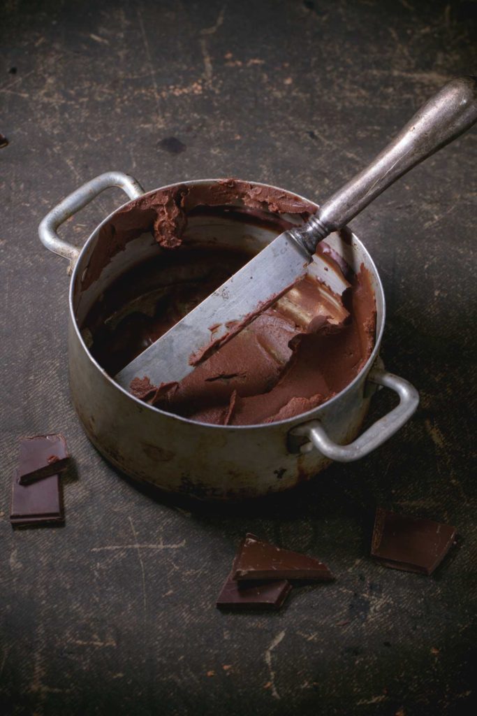 Pentola con preparato al cioccolato 75%
