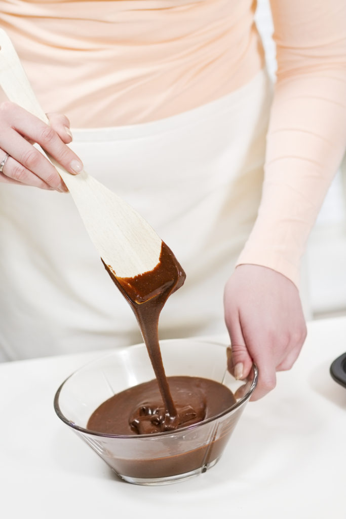 Preparazione della crema di cioccolato e nocciole light
